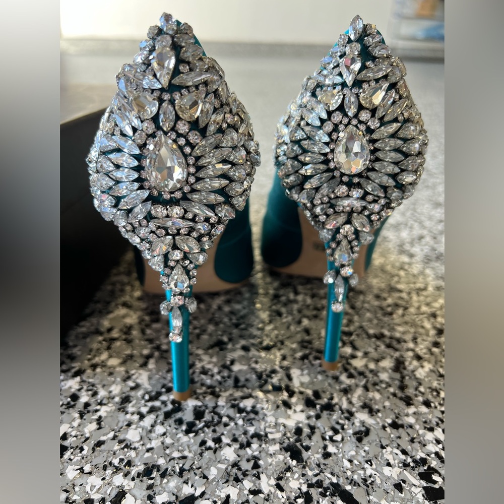 badgley mischka gorgeous embellished satin pumps Teal